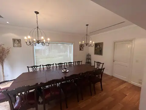 Casa 10 ambientes con 3 baños