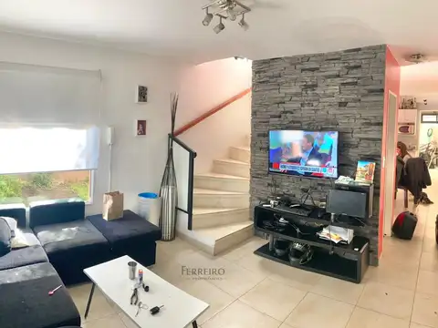 VENTA DE TRIPLEX CON JARDÍN Y COCHERAS EN BARRIO CERRADO