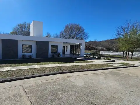 Casa 5 ambientes con 4 baños