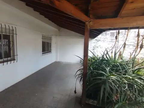 Casa en venta 3 amb. jardin, cochera, Malv.Argenti