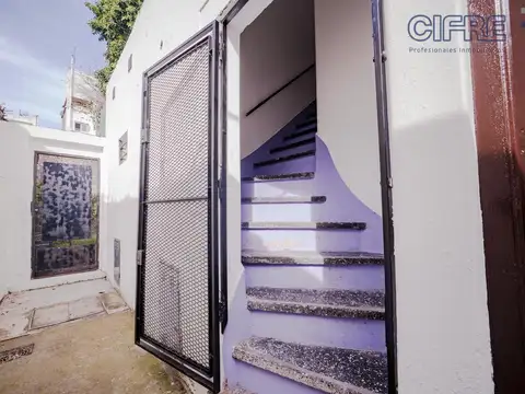 BAJÓ DE PRECIO! PH de 2 ambientes 1ero x escalera TIPO CHORIZO muy luminoso con patio