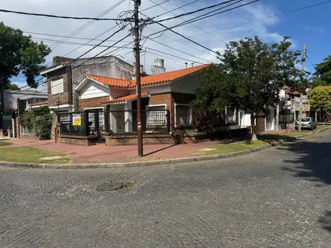 Casa en venta en Alberdi 2 dormitorios, cochera,excelente estado.