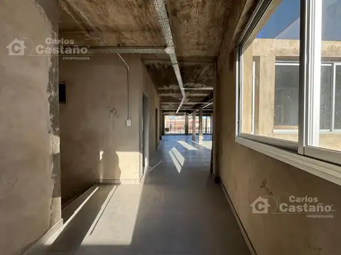 Local con Entrada Para Camiones, con Fondo, Jardín, Ascensor, Patio y Oficinas