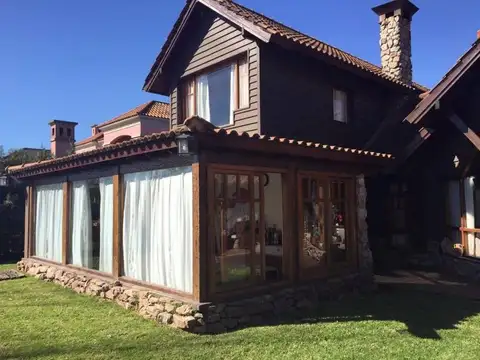 Casa 5 ambientes con 3 baños
