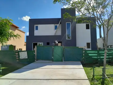 Casa en venta de 5 Ambientes y Pileta. Barrio San Pablo. Pilar.