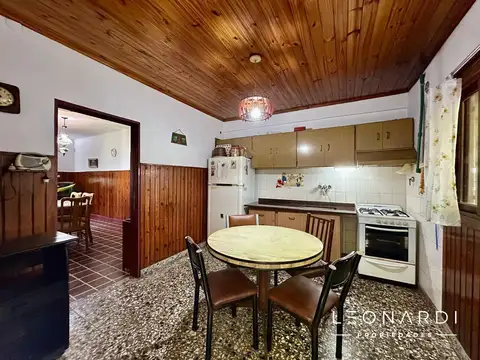 Casa 4 ambientes con 2 baños
