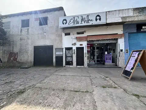 2 locales + departamento techo de losa y amplio patio
