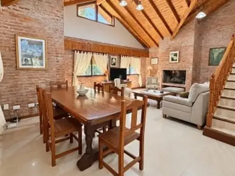 Casa en Venta con 2 cocheras