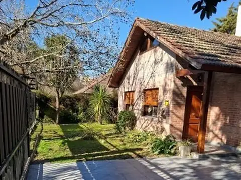 INGENIERO MASCHWITZ  BARRIO ACACIAS BLANCAS RESIDENCIAL MUY BUEN CHALET DE VIVIENDA PERMANENTE,
