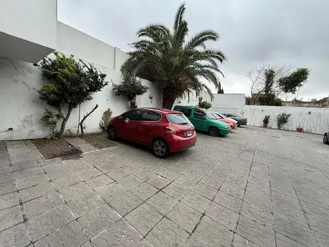 DEPARTAMENTO DE 3 AMB C/COCHERA DESCUBIERTA SOBRE AV. MITRE