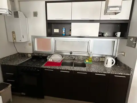 Excelente departamento de 2 ambientes al frente con balcón corrido totalmente amoblado, dos baños, todo en perfecto estado.