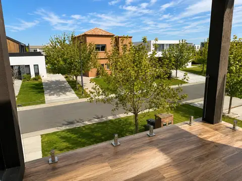 Casa 6 ambientes con 4 baños