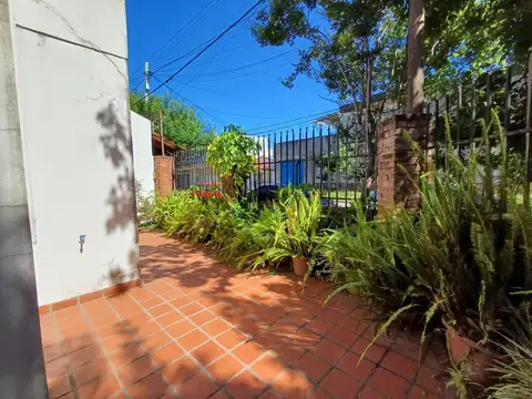 VENTA CASA 3 DORMITORIOS APTA CREDITO CON PATIO Y COCHERA