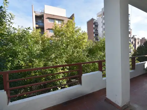 Dos dormitorios con balcón