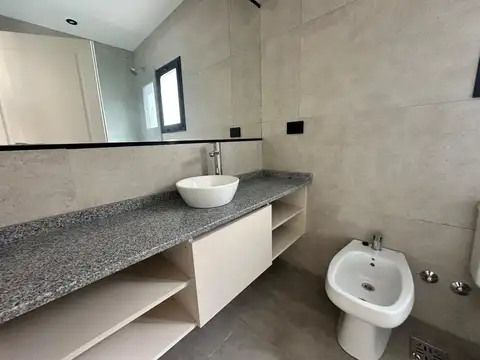 Casa 4 ambientes con 2 baños