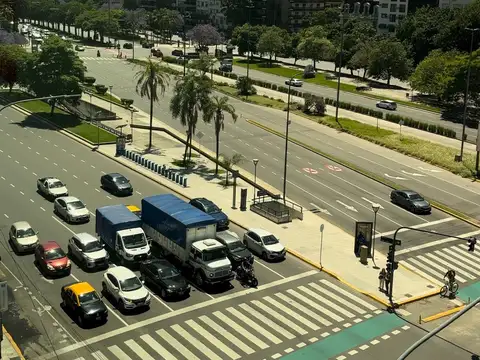 Oficina amplia con excelentes vistas  