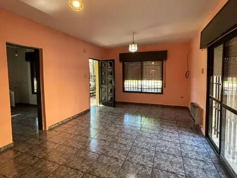 Casa el frente de 2 dormitorios en alquiler