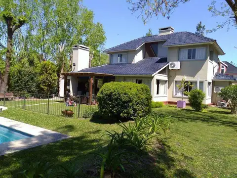 BARRIO FINCAS DE MASCHWITZ    VENTA CASA LOTE UBICACION CENTRAL,  EXCELENTE PARQUIZACION