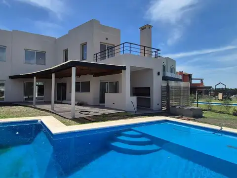 Casa en Alquiler con 1 cochera