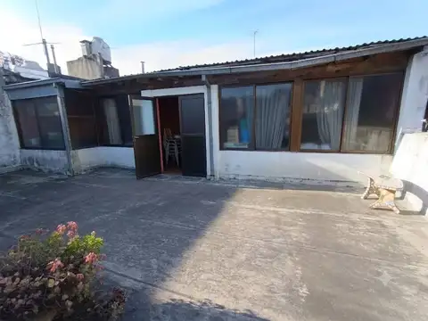Casa 3 ambientes  terraza quincho cochera y jardín