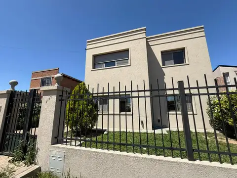 Venta casa de cuatro dormitorios con galería y cochera. Tierra de Sueños 3, Roldán