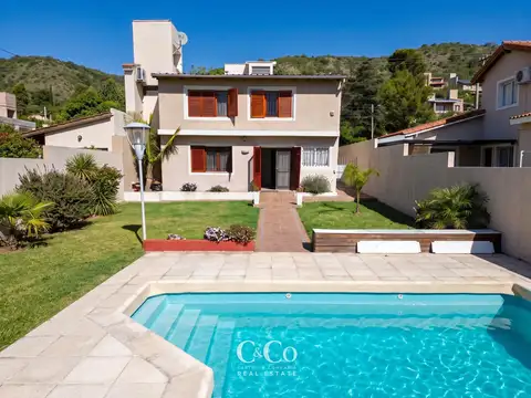 Casa 8 ambientes con 3 baños