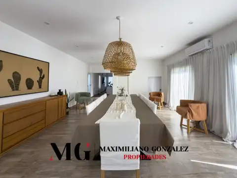 Casa en Alquiler con 4 cocheras