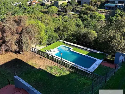 Casa en venta - 4 Dormitorios 6 Baños - Cochera - 1.700Mts2 - La Calera, Córdoba