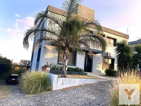 Casa en venta - 4 Dormitorios 6 Baños - Cochera - 1.700Mts2 - La Calera, Córdoba