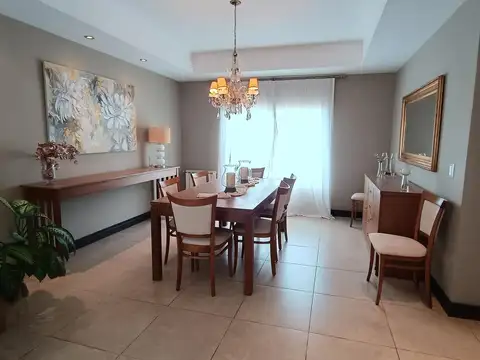 Casa 8 ambientes con 3 baños