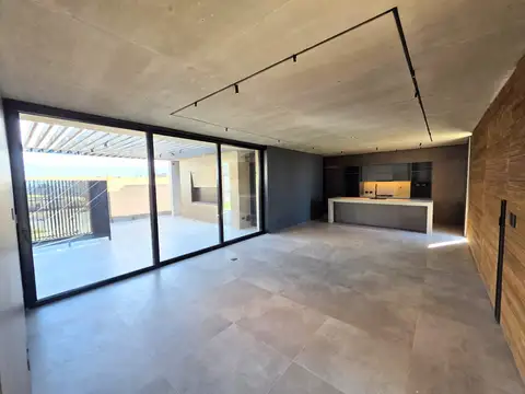 Casa 6 ambientes con 2 baños