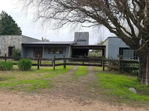 CASA  Y CABAÑAS EN VENTA - LOBOS - B° VINELLI