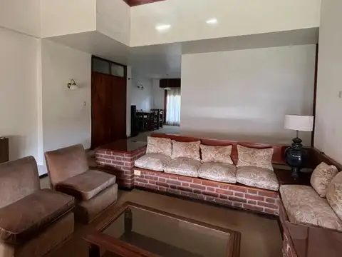 CASA CON GRAN PARQUE EN LOS TRONCOS