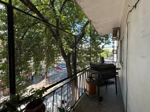 Casa con entrada independiente, amplios ambientes y terraza con quincho -Floresta.