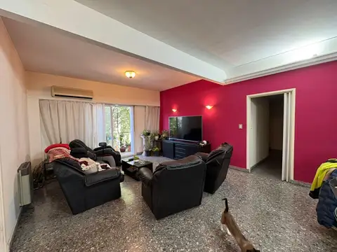 Casa con entrada independiente, amplios ambientes y terraza con quincho -Floresta.