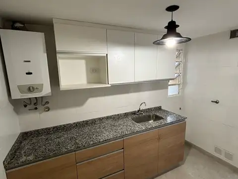 Se alquila departamento de 2 dormitorios entre Bv.