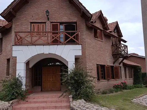 Casa 7 ambientes con 2 baños