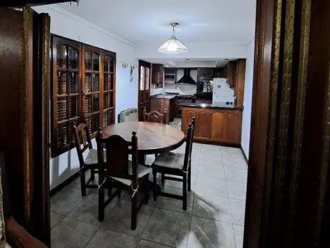 Casa 5 ambientes con 4 baños