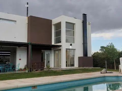 Casa 7 ambientes con 2 baños