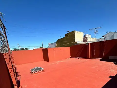 VENTA - CASA 3 AMBIENTES - GALPON y COCHERA - IDEAL PARA VIVIR YTRABAJAR- A METROS DE AVENIDA CROVARA