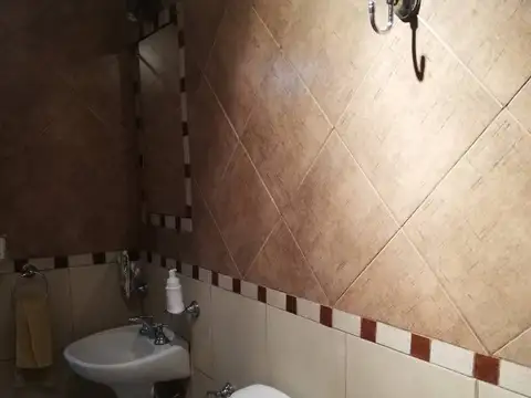 DUPLEX EN ESQUINA DE SOURIGUES U$S 130.000