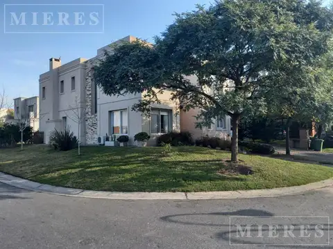 Casa en venta sobre lote en esquina en Las Tipas, Nordelta