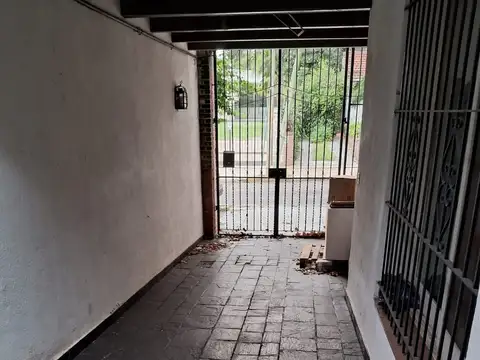 DUEÑO VENDE Excelente Casa en muy buena zona