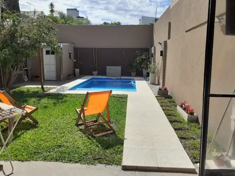 Casa 4 amb. con fondo libre con pileta y quincho con parrilla. Cochera para2 autos. Sobre lote de 8.66 x 33mts. Perfecto estado!