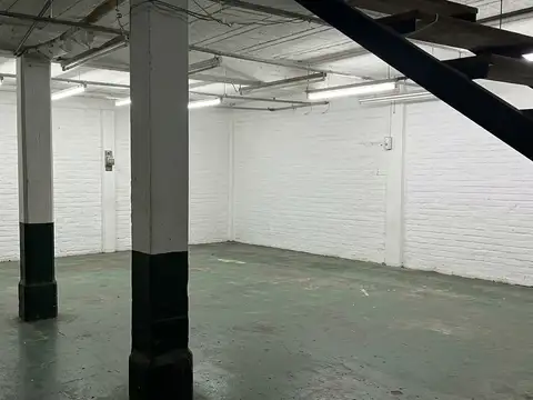 Excelente Galpón / Depósito de 200 m² Cubiertos c/ Portón Levadizo en Banfield