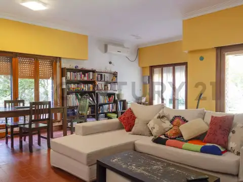 Casa en Venta con 4 cocheras
