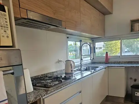 Casa 4 ambientes con 3 baños