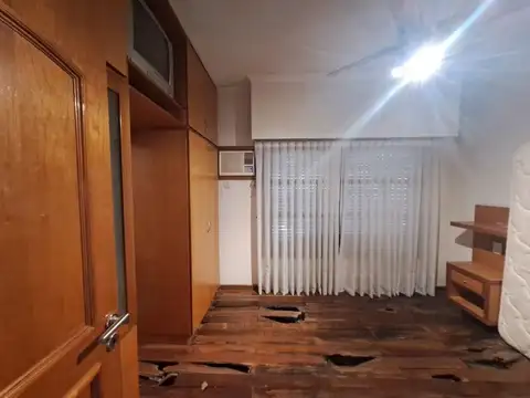 Casa en venta de tres dormitorios, quincho y cochera con depósito. Acebal.