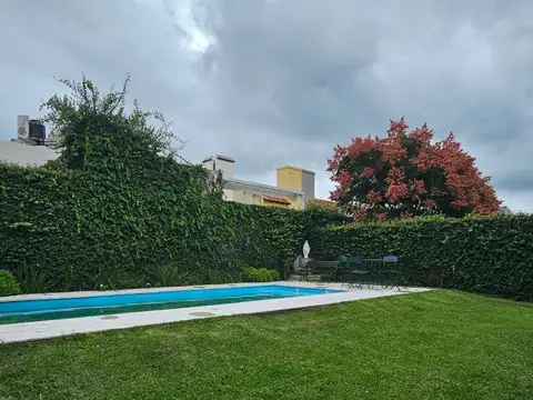 Casa en Venta con 2 cocheras