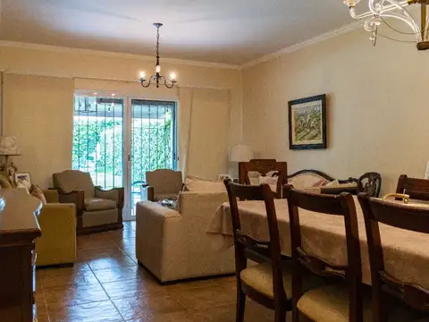 Casa 8 ambientes con 3 baños